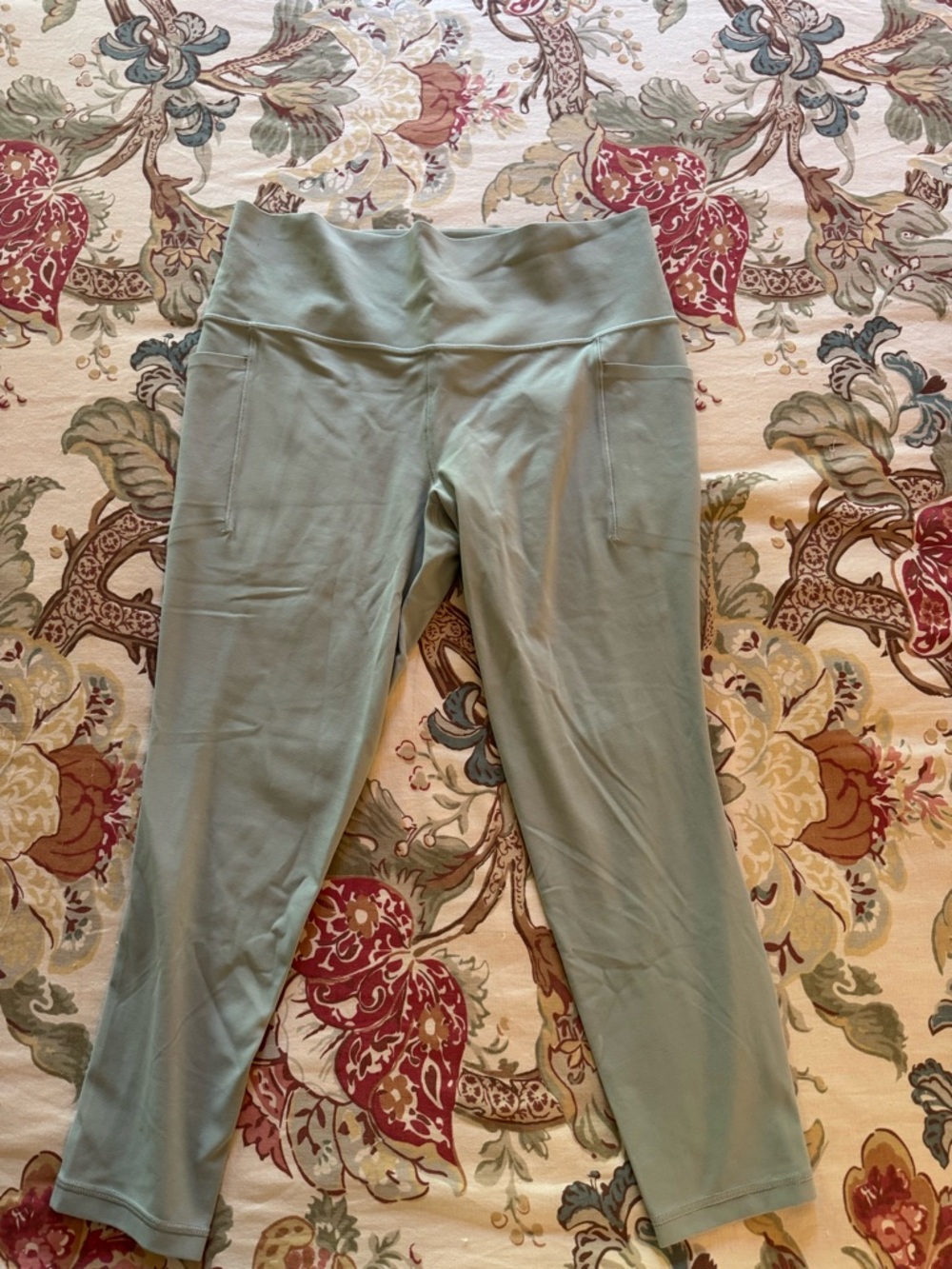Athleta sage green Salutation Stash 7/8 Tight